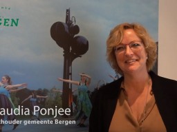 Wethouder Claudia Ponjee feliciteert het jeugdorkest